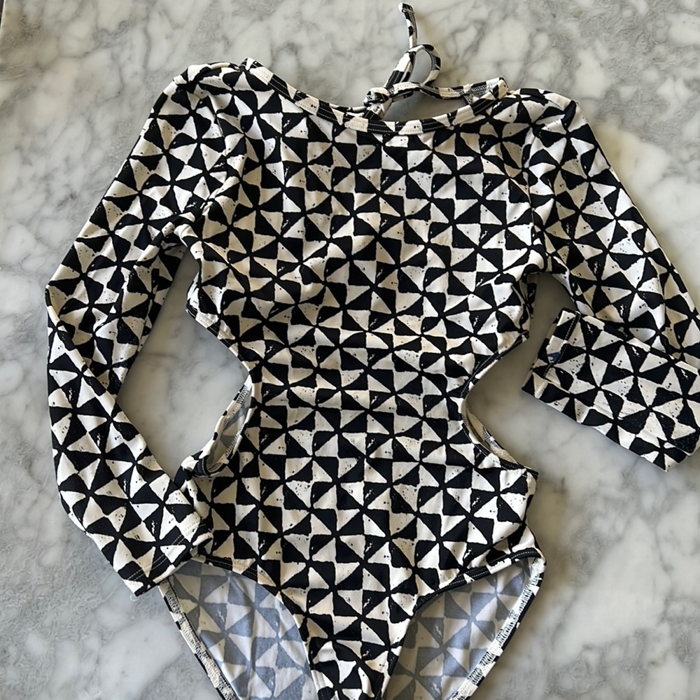 Vanilla/Beach super cute 1 pc swimsuit, long sleeve cut out of both side.